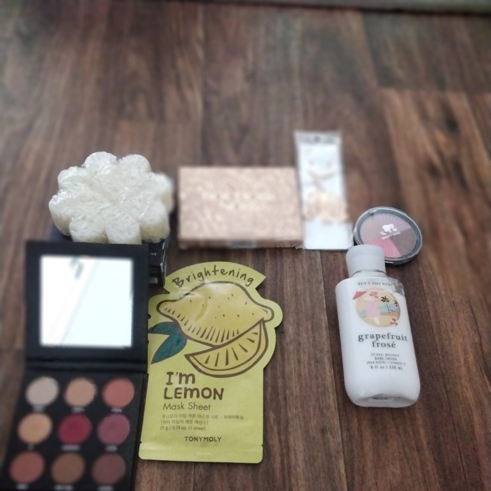 Makeup bundle - Picture 2 of 2